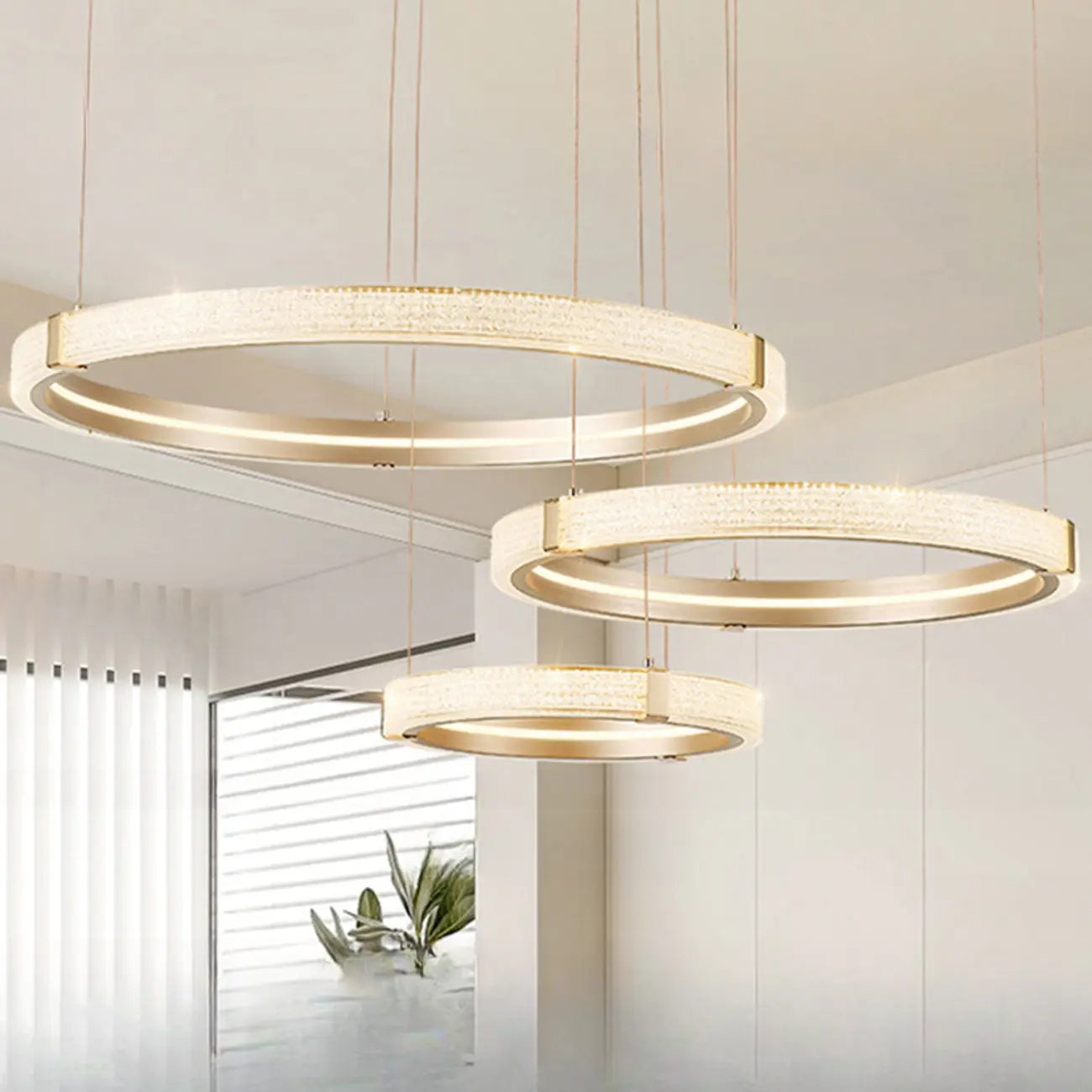 Lustre moderne avec anneau de cristal circulaire doré