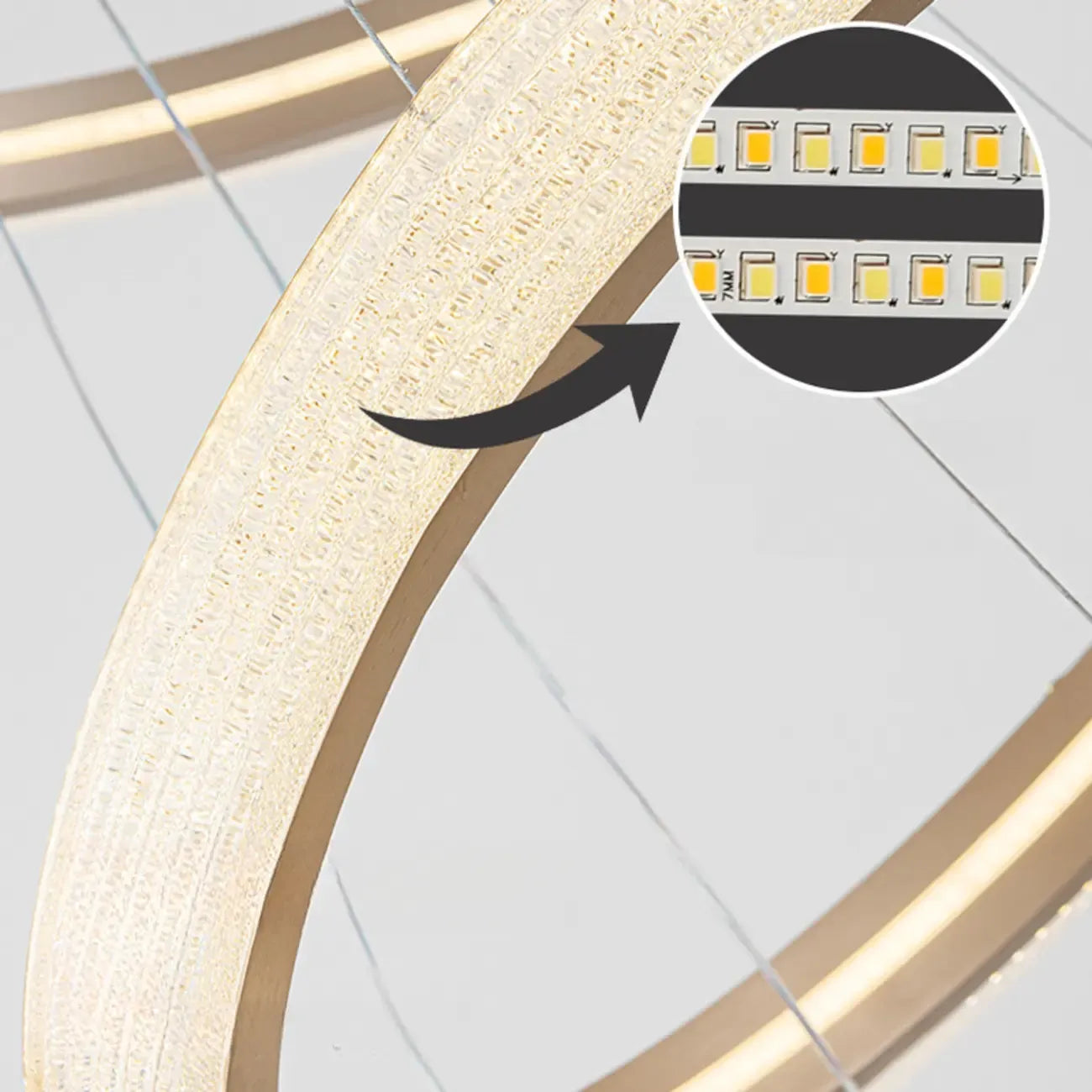 Lustre moderne avec anneau de cristal circulaire doré