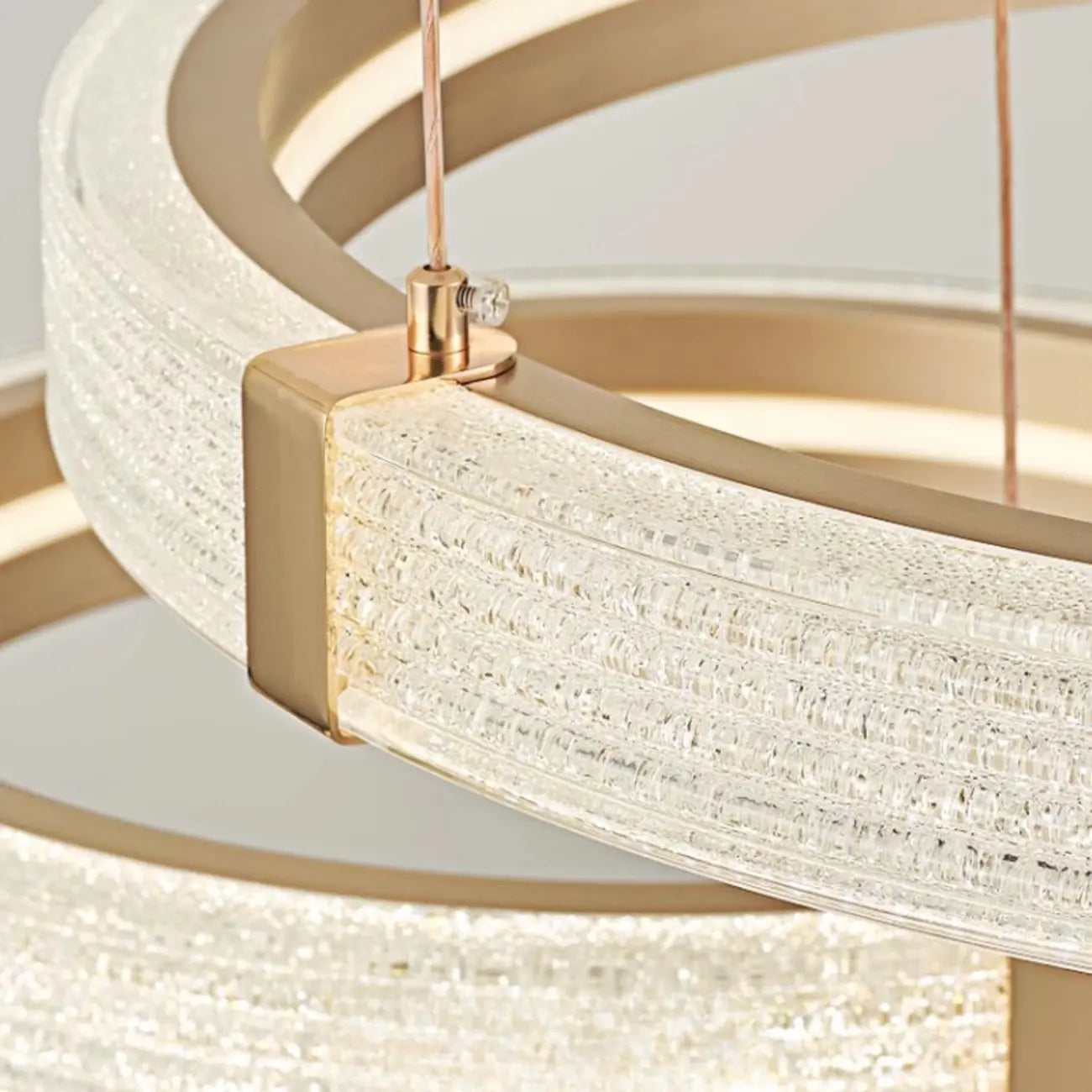Lustre moderne avec anneau de cristal circulaire doré