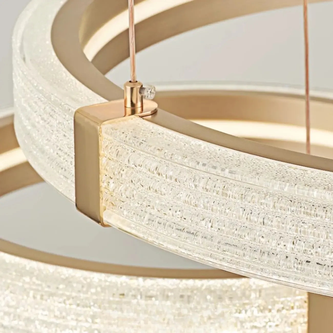 Lustre moderne avec anneau de cristal circulaire doré