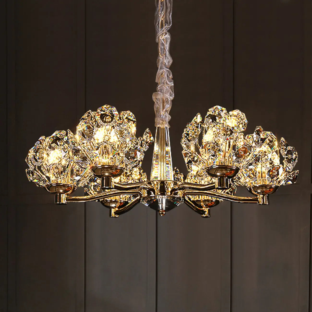 Lustre en verre cristal doré à motif floral, design moderne.