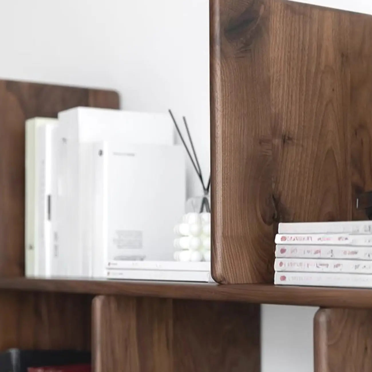 75 Scaffale verticale alto in legno, stile minimalista, con schienale aperto