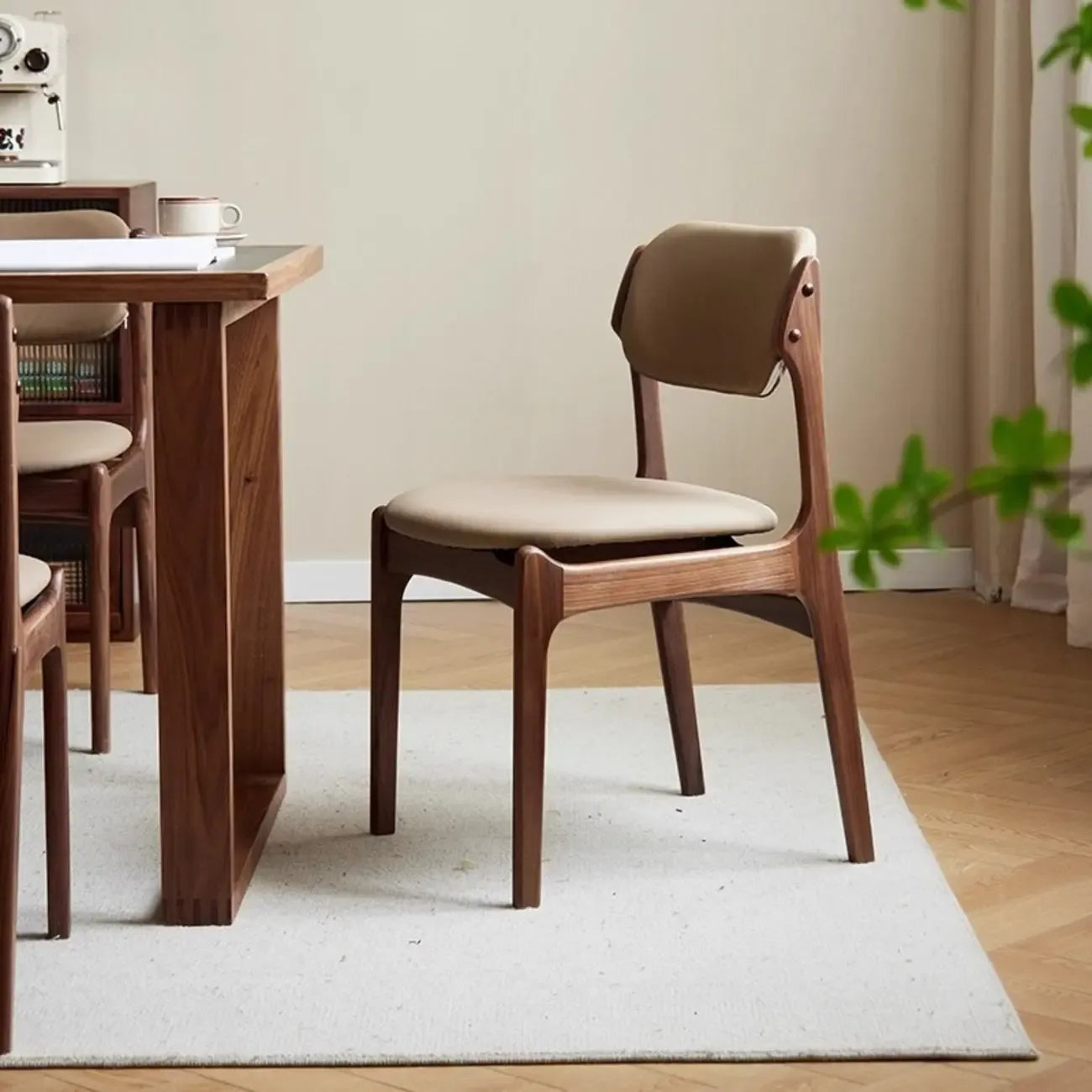 Chaise de salle à manger moderne sans accoudoirs en similicuir