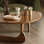Table basse triangulaire moderne en bois au design abstrait