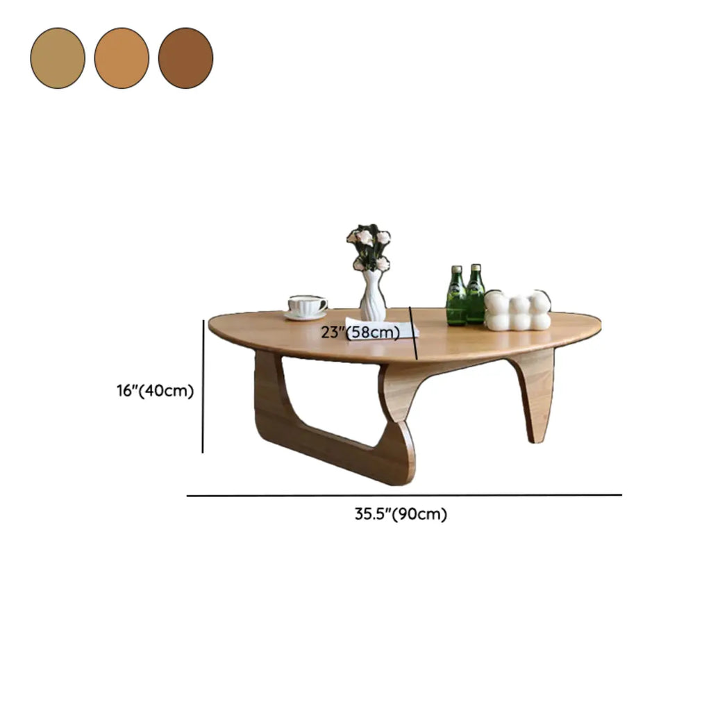Table basse triangulaire moderne en bois au design abstrait