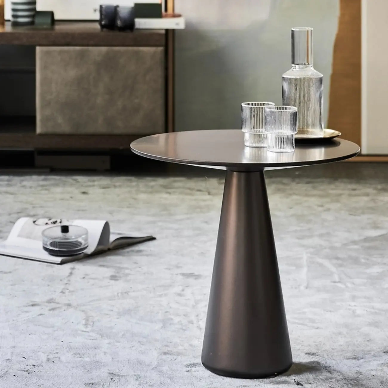 Table d'appoint moderne ronde en métal marron avec pied central