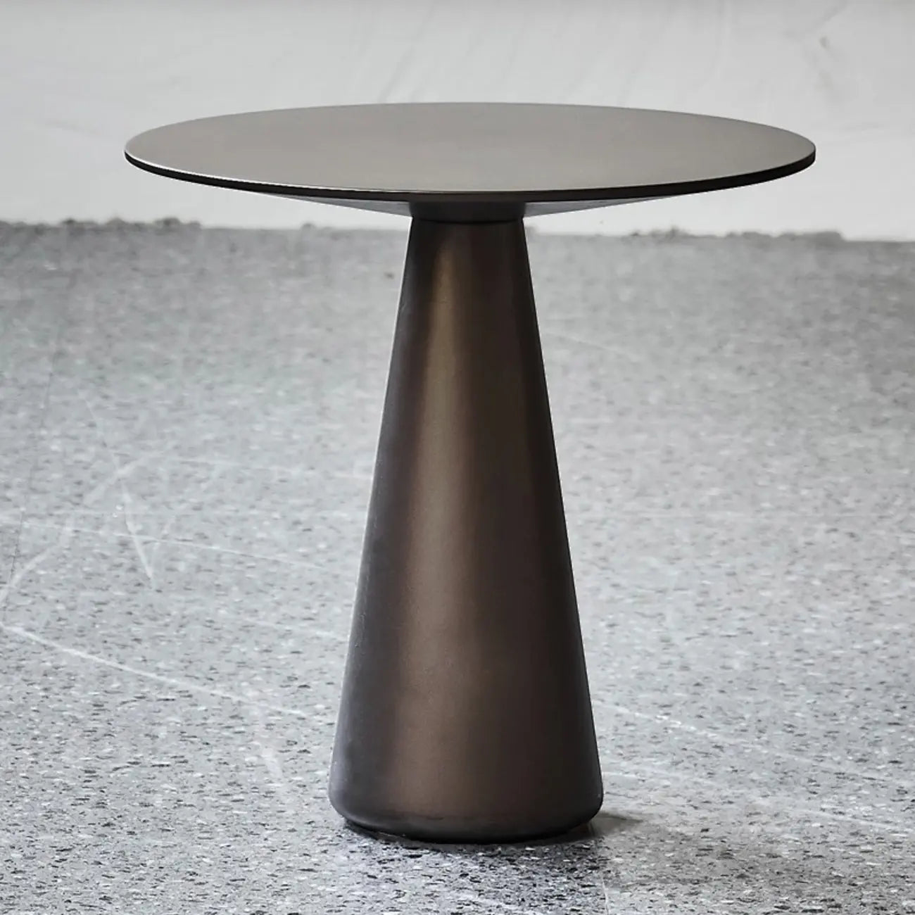 Table d'appoint moderne ronde en métal marron avec pied central