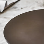 Table d'appoint moderne ronde en métal marron avec pied central