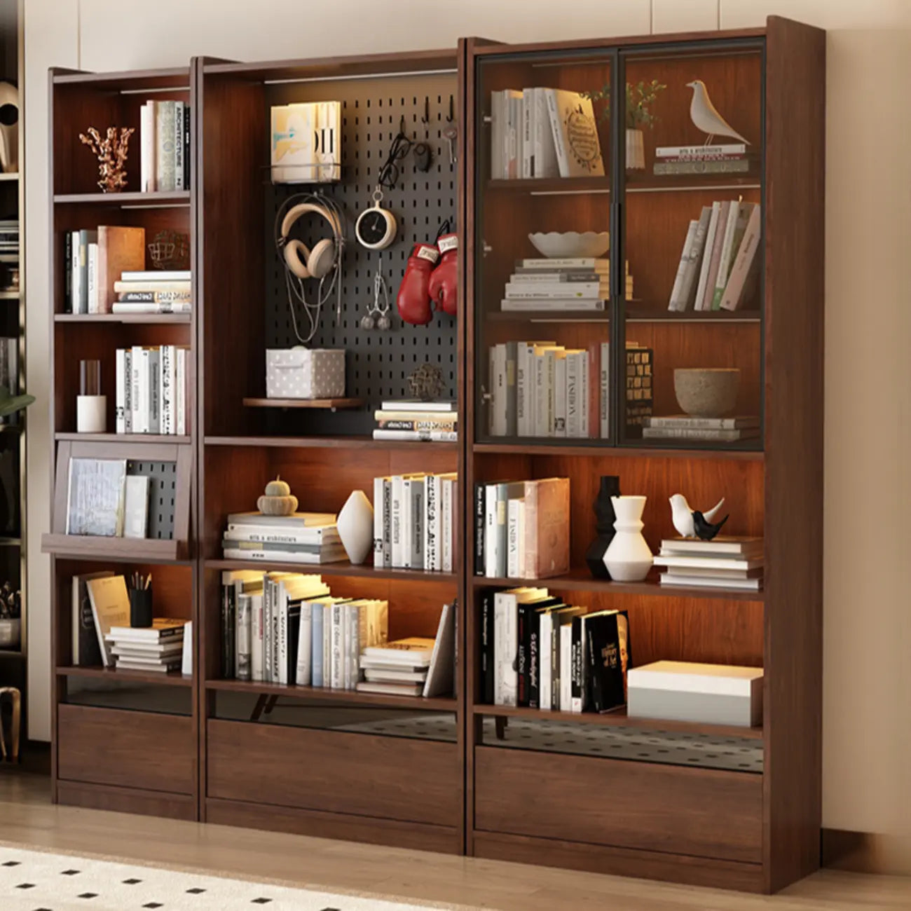 Bibliothèque verticale haute en bois brun de style milieu du siècle avec tiroirs