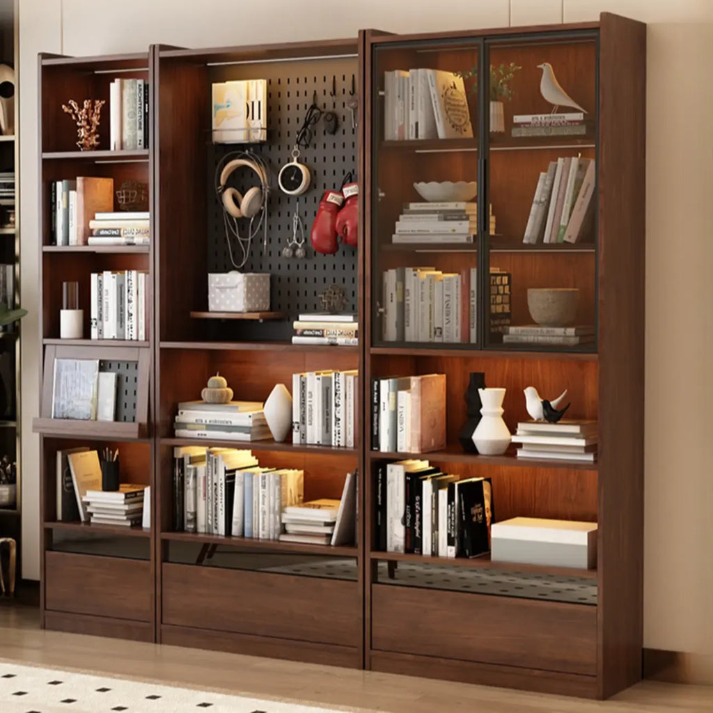 Bibliothèque verticale haute en bois brun de style milieu du siècle avec tiroirs