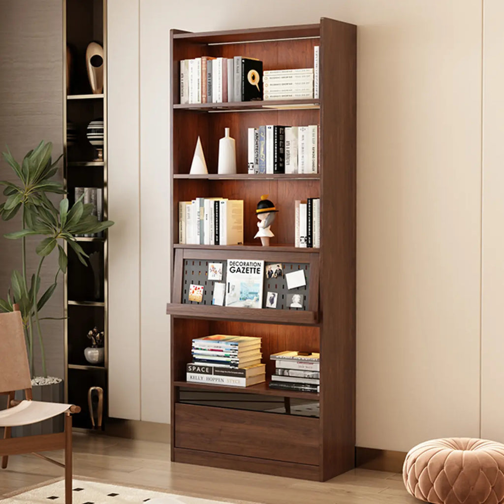 Bibliothèque verticale haute en bois brun de style milieu du siècle avec tiroirs