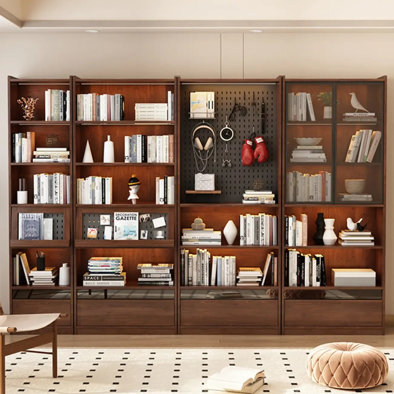 Bibliothèque verticale haute en bois brun de style milieu du siècle avec tiroirs
