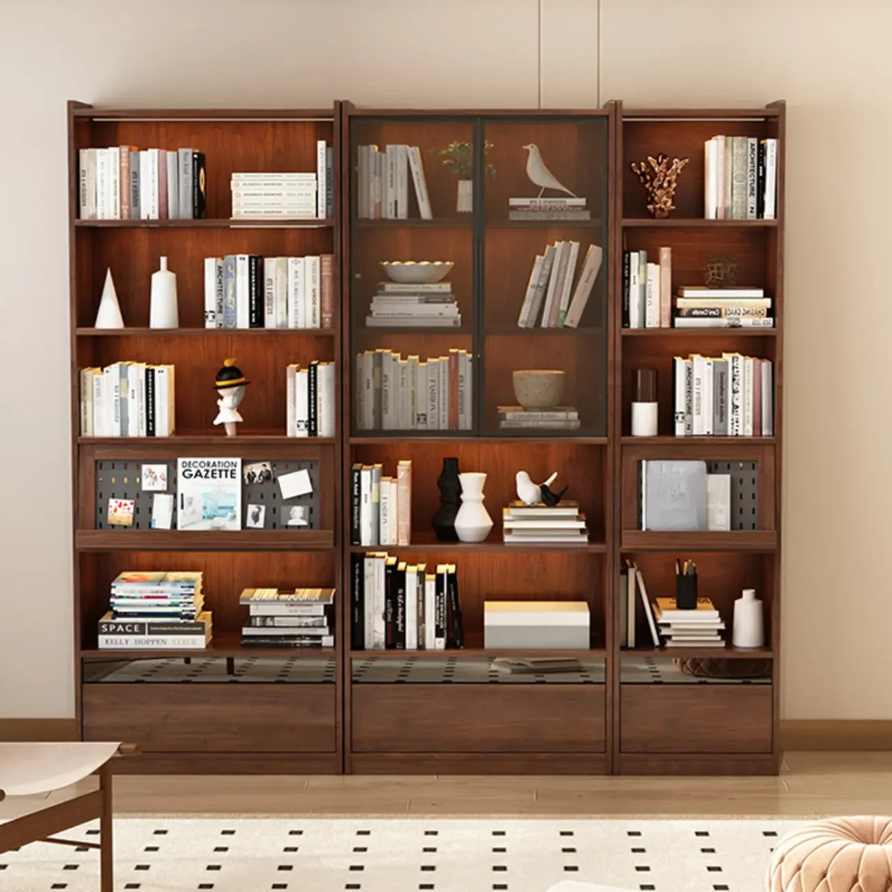 Bibliothèque verticale haute en bois brun de style milieu du siècle avec tiroirs