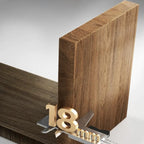 Bibliothèque verticale haute en bois brun de style milieu du siècle avec tiroirs