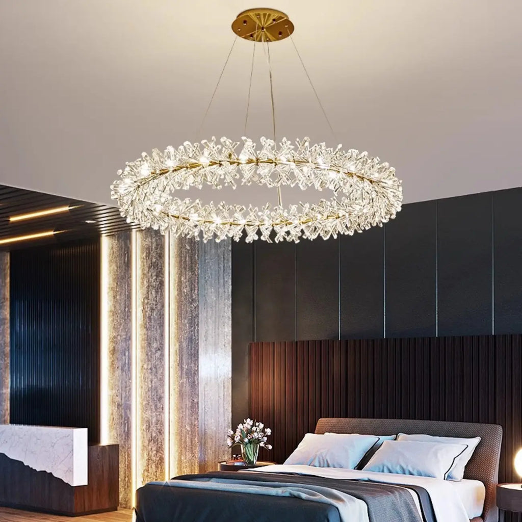 Lustre circulaire en cristal doré, design moderne.