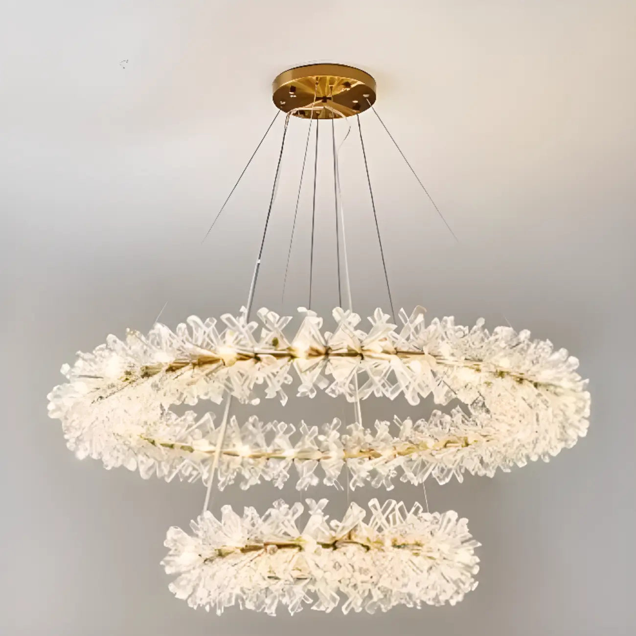 Lustre circulaire en cristal doré, design moderne.