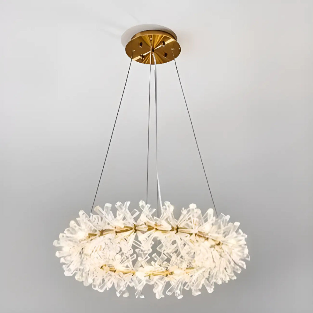 Lustre circulaire en cristal doré, design moderne.