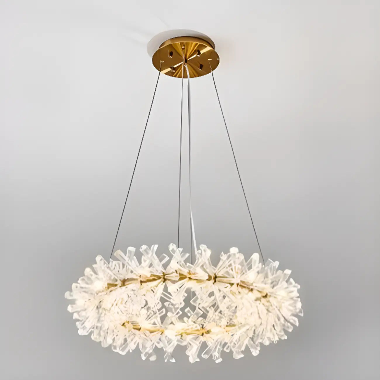 Lustre circulaire en cristal doré, design moderne.