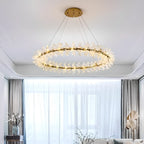 Lustre circulaire en cristal doré, design moderne.