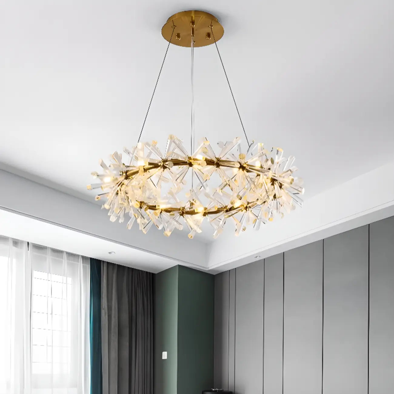 Lustre circulaire en cristal doré, design moderne.