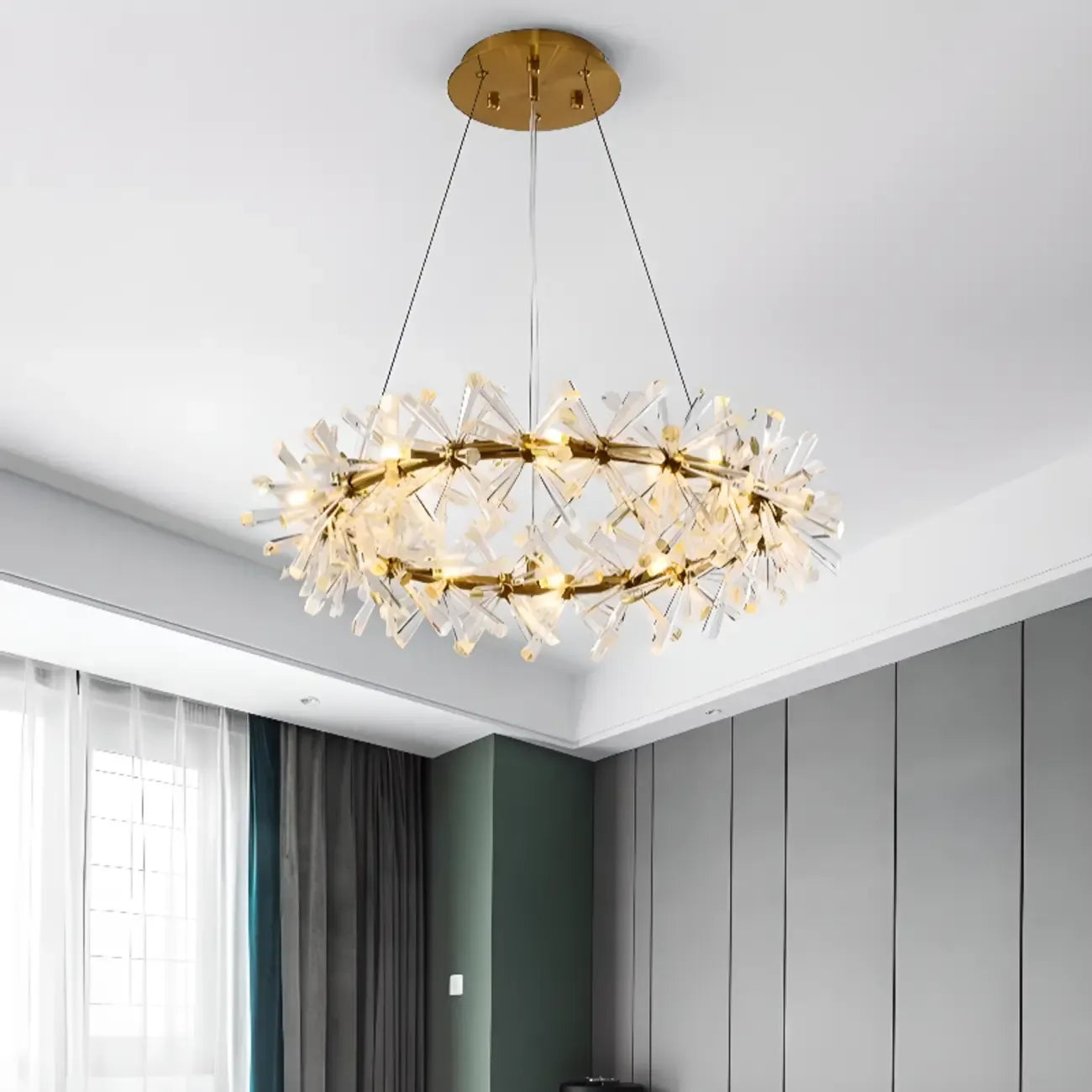 Lustre circulaire en cristal doré, design moderne.