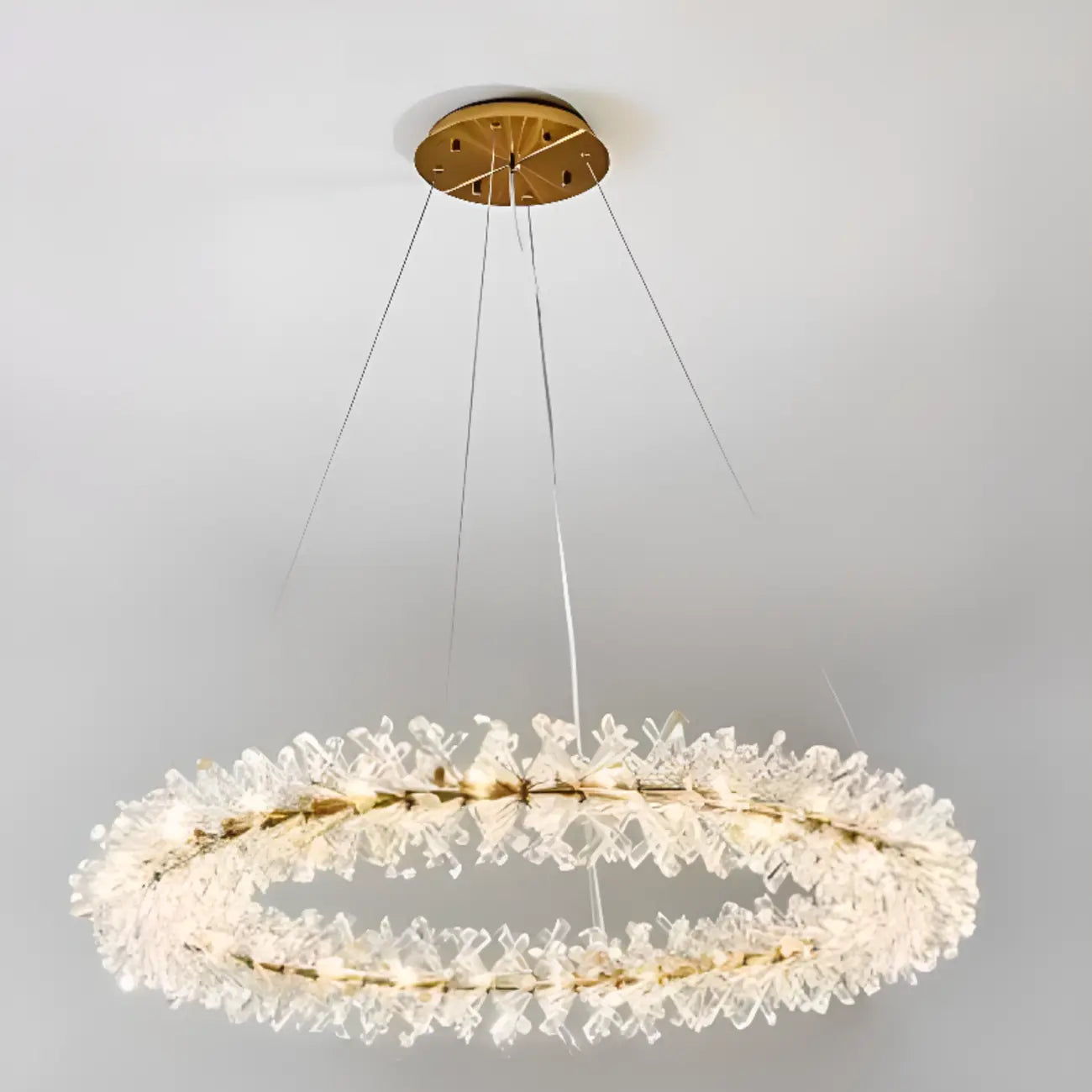 Lustre circulaire en cristal doré, design moderne.
