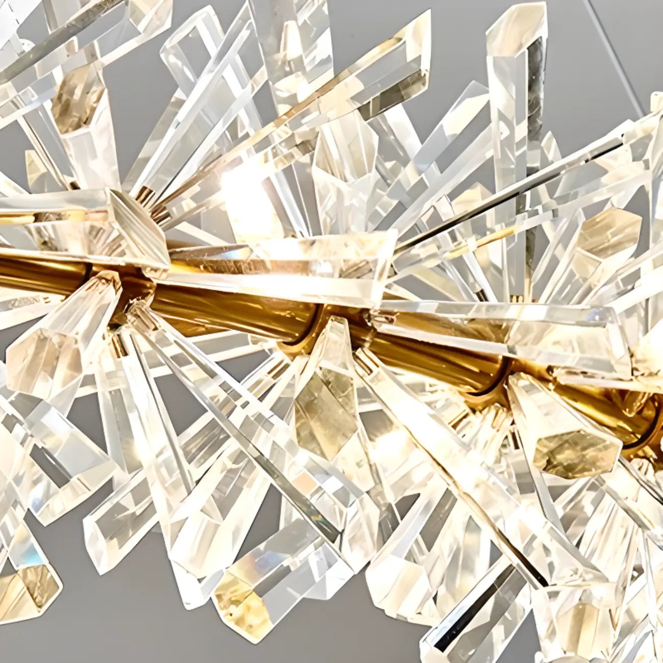 Lustre circulaire en cristal doré, design moderne.