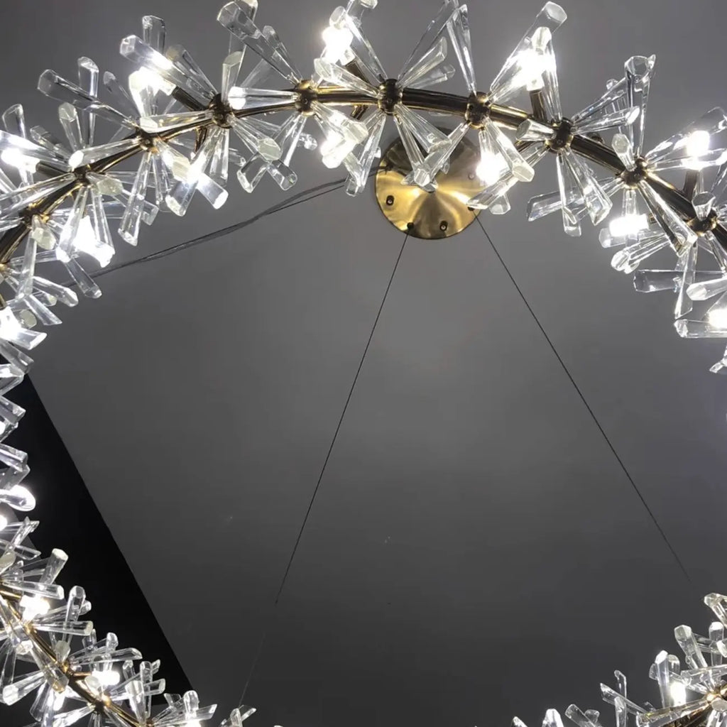 Lustre circulaire en cristal doré, design moderne.