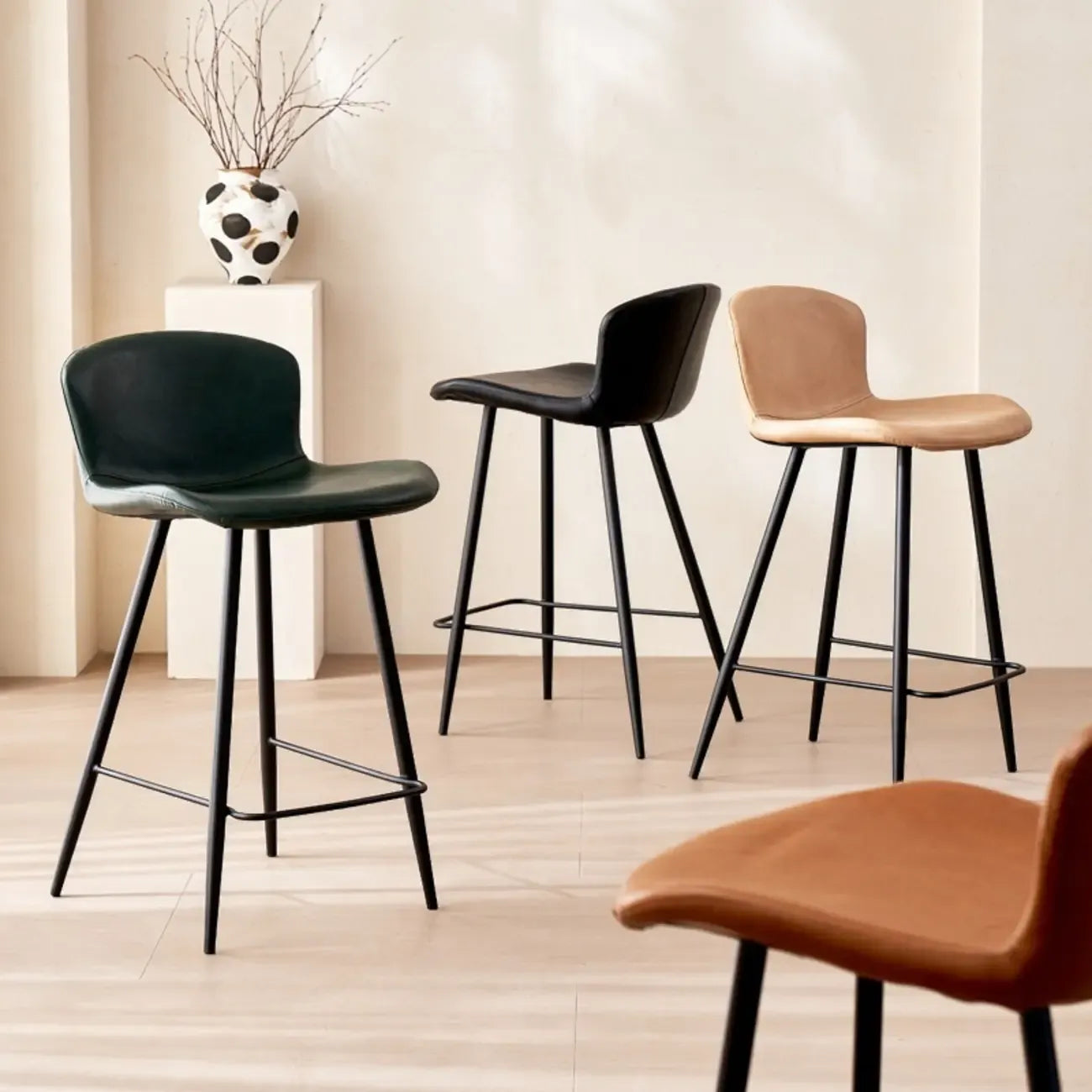 Tabourets de bar baquets en cuir de style moderne du milieu du siècle avec dossier bas