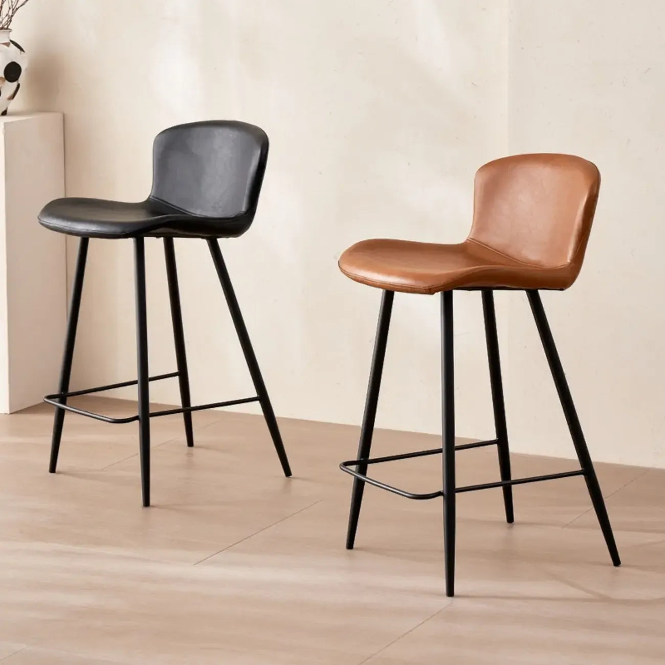 Tabourets de bar baquets en cuir de style moderne du milieu du siècle avec dossier bas
