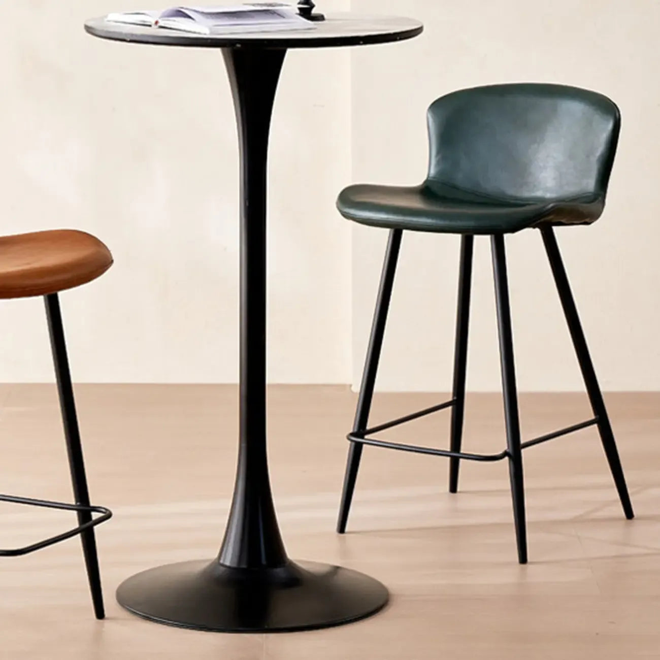 Tabourets de bar baquets en cuir de style moderne du milieu du siècle avec dossier bas