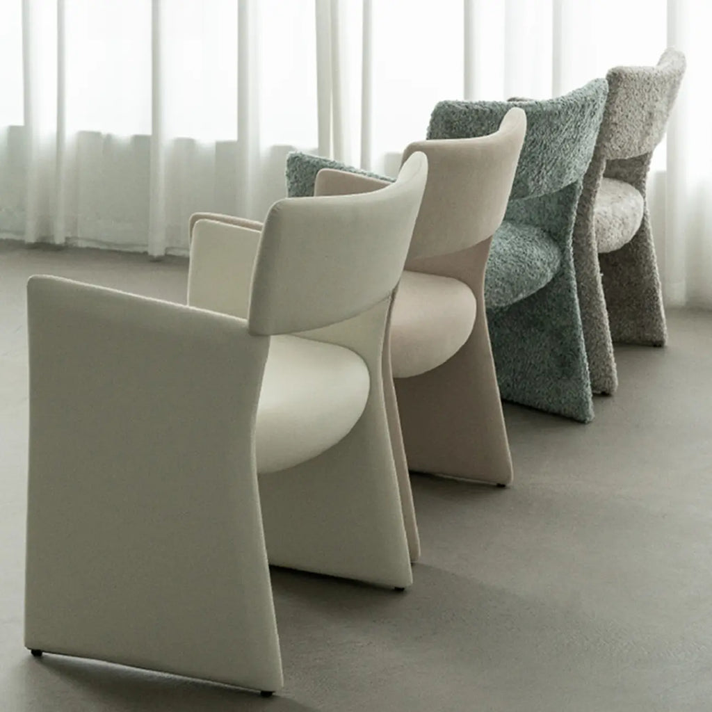 Fauteuils minimalistes en sherpa à dossier ouvert et accoudoirs rembourrés