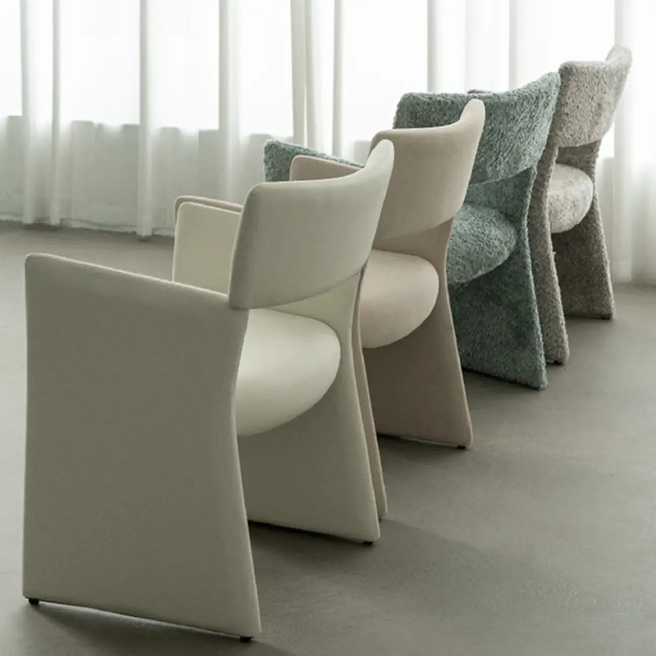 Fauteuils minimalistes en sherpa à dossier ouvert et accoudoirs rembourrés