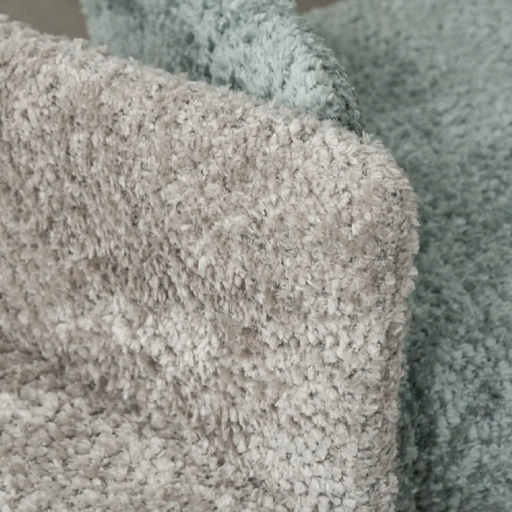 Fauteuils minimalistes en sherpa à dossier ouvert et accoudoirs rembourrés