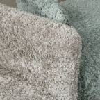 Fauteuils minimalistes en sherpa à dossier ouvert et accoudoirs rembourrés