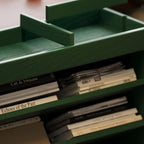 Libreria verticale a 5 ripiani in legno di caucciù con ruote