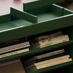 Libreria verticale a 5 ripiani in legno di caucciù con ruote