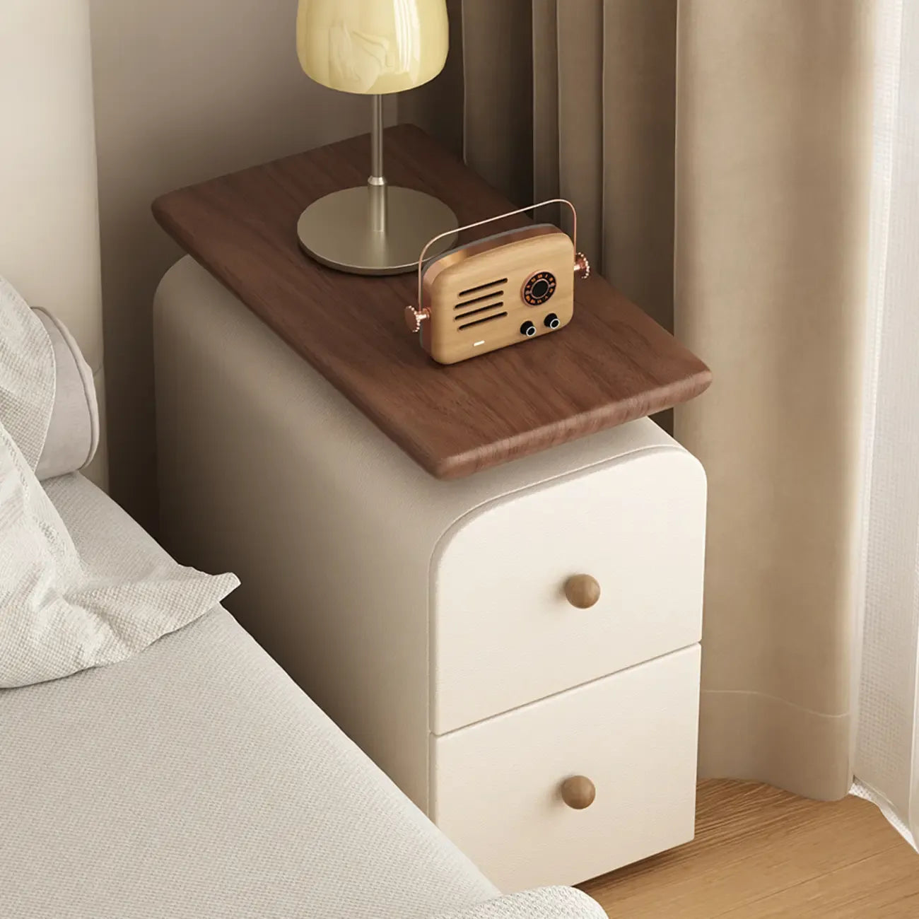 Table de chevet moderne incurvée en similicuir avec plateau en bois