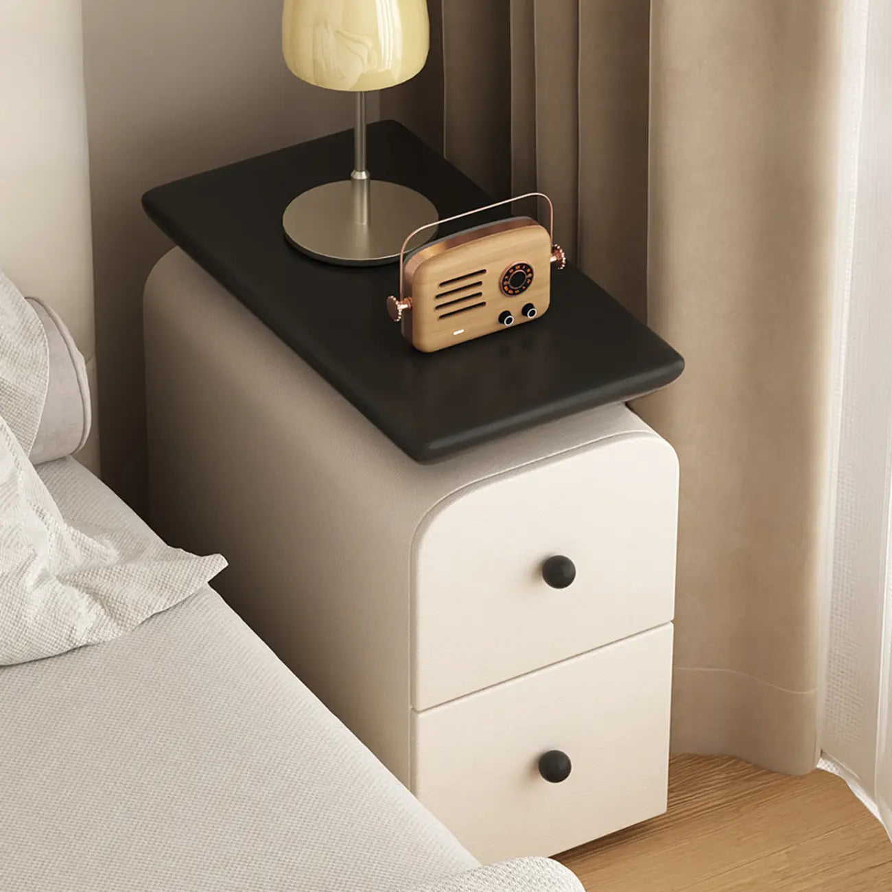 Table de chevet moderne incurvée en similicuir avec plateau en bois