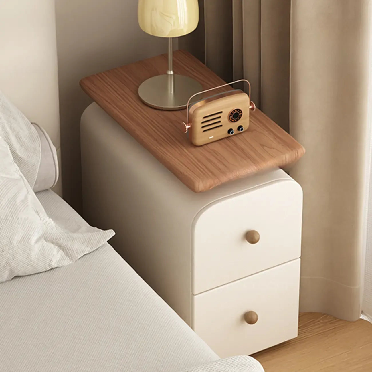 Table de chevet moderne incurvée en similicuir avec plateau en bois
