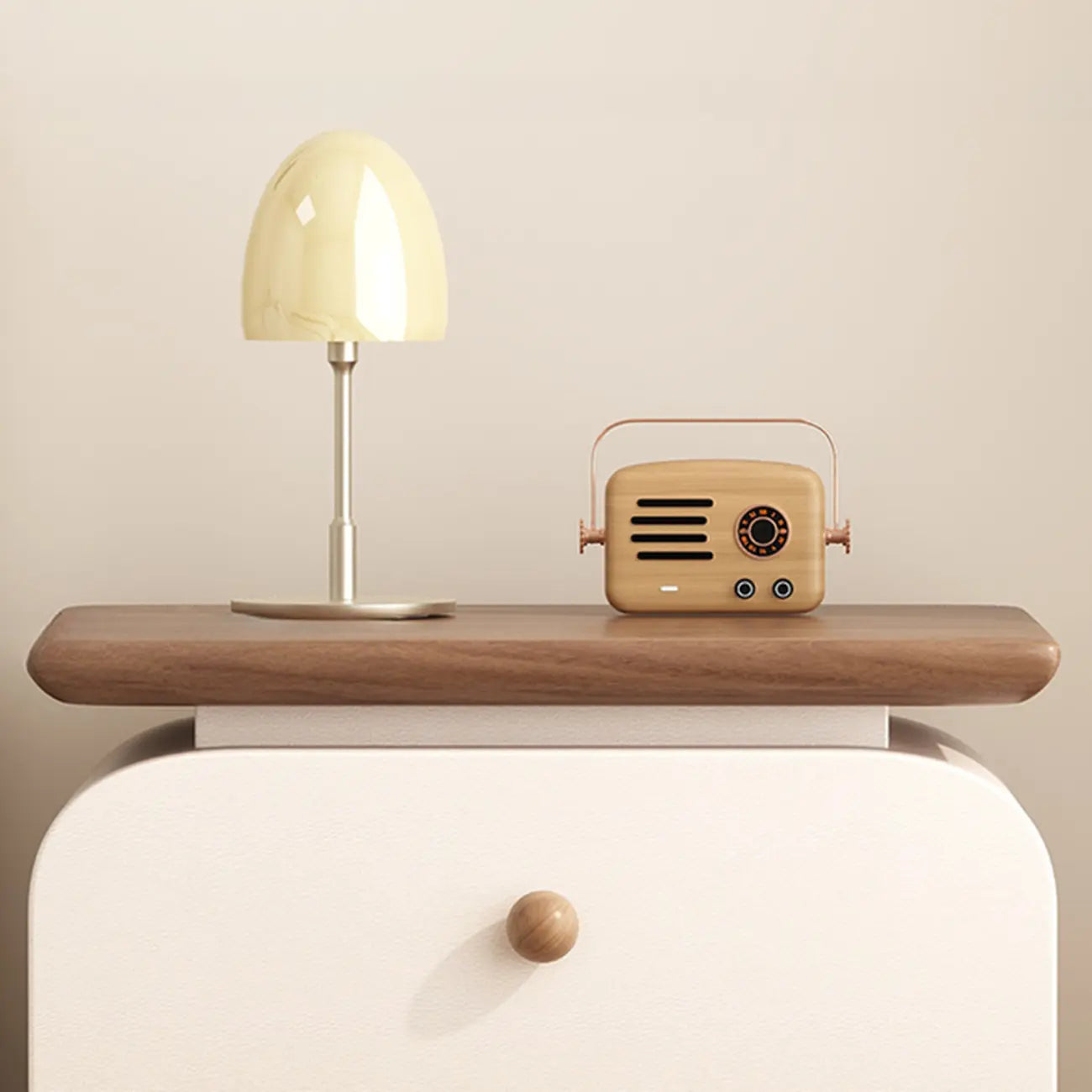Table de chevet moderne incurvée en similicuir avec plateau en bois