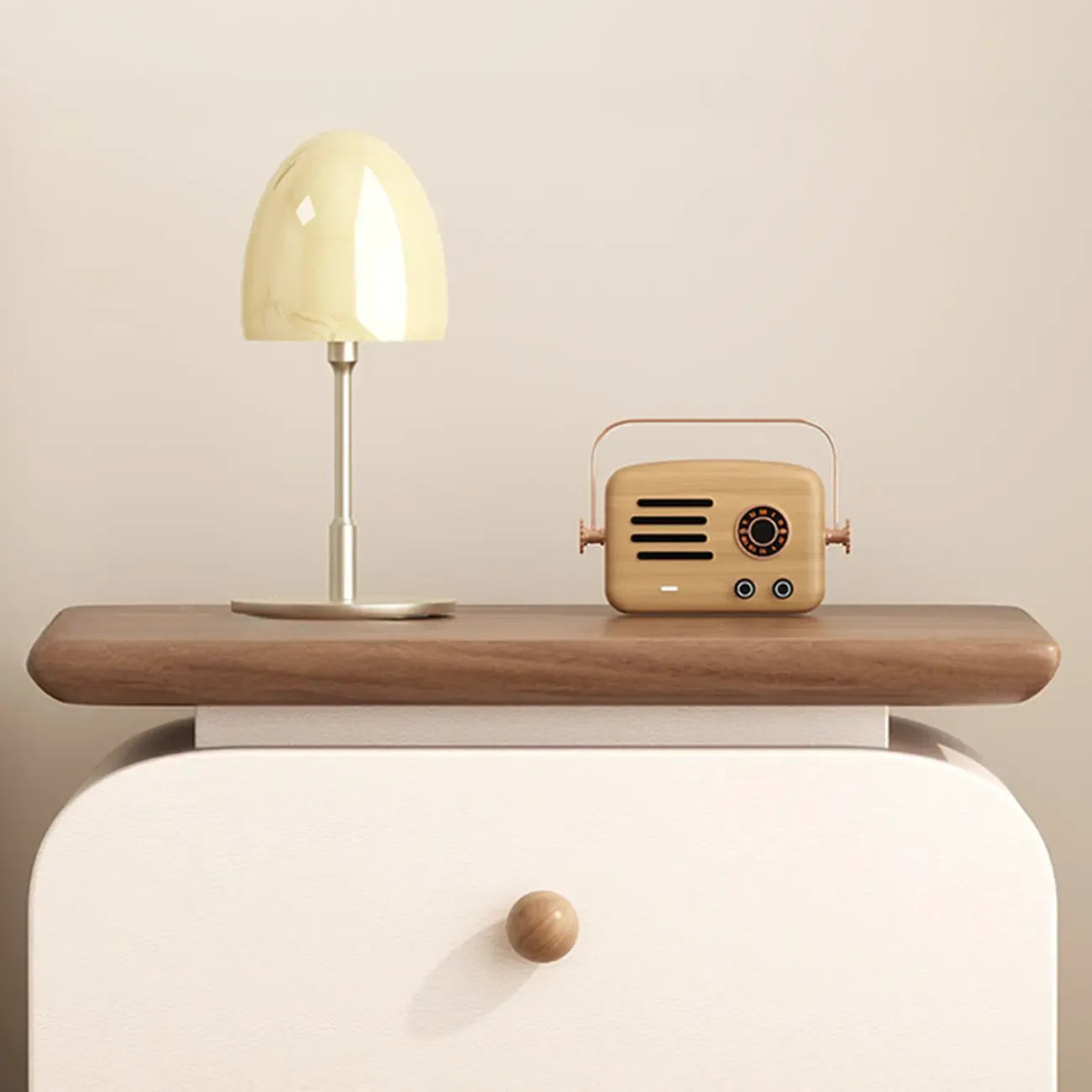 Table de chevet moderne incurvée en similicuir avec plateau en bois