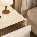 Table de chevet moderne incurvée en similicuir.