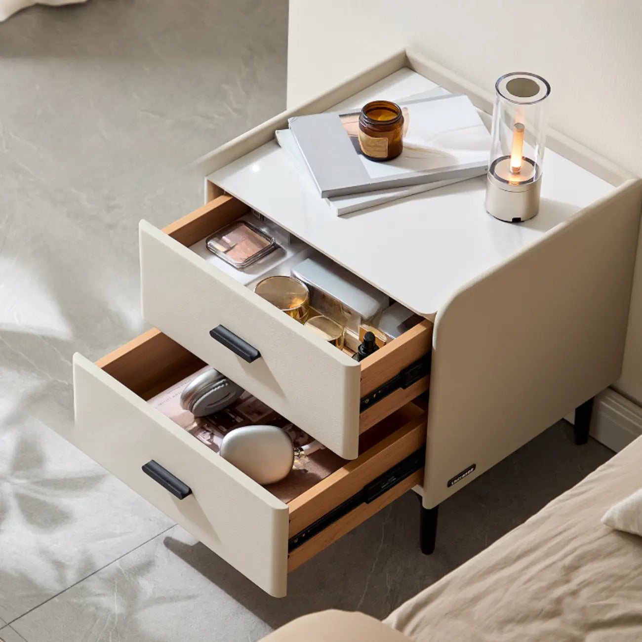 Table de chevet élégante et moderne avec plateau en pierre et similicuir