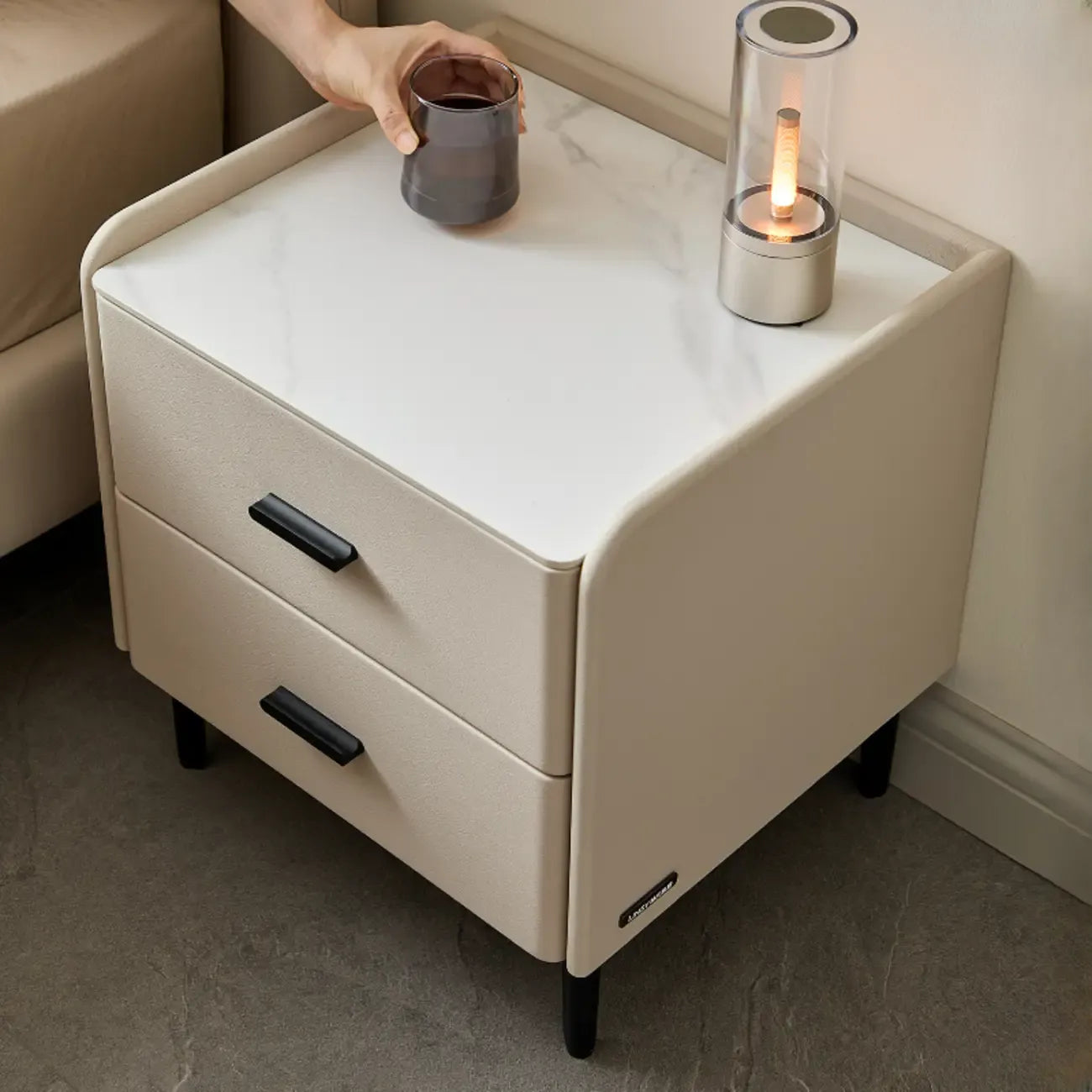 Table de chevet élégante et moderne avec plateau en pierre et similicuir