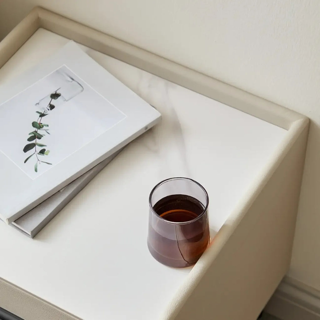 Table de chevet élégante et moderne avec plateau en pierre et similicuir