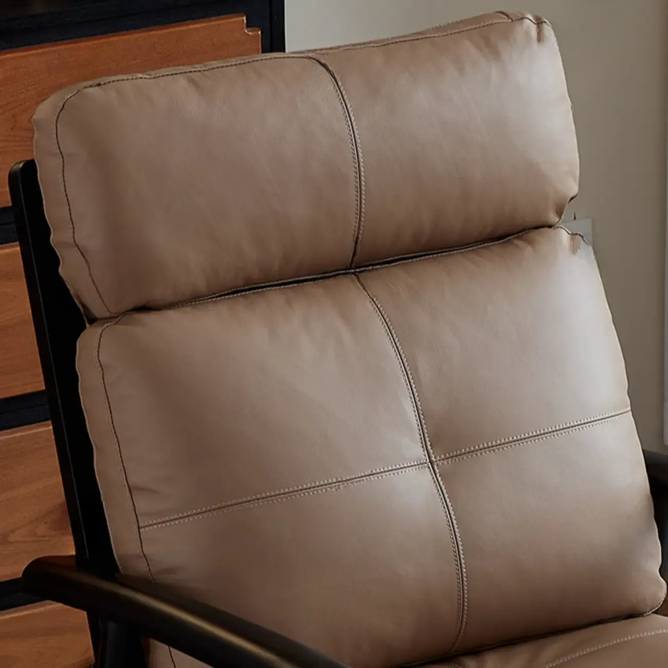 Fauteuil contemporain en cuir véritable marron rembourré