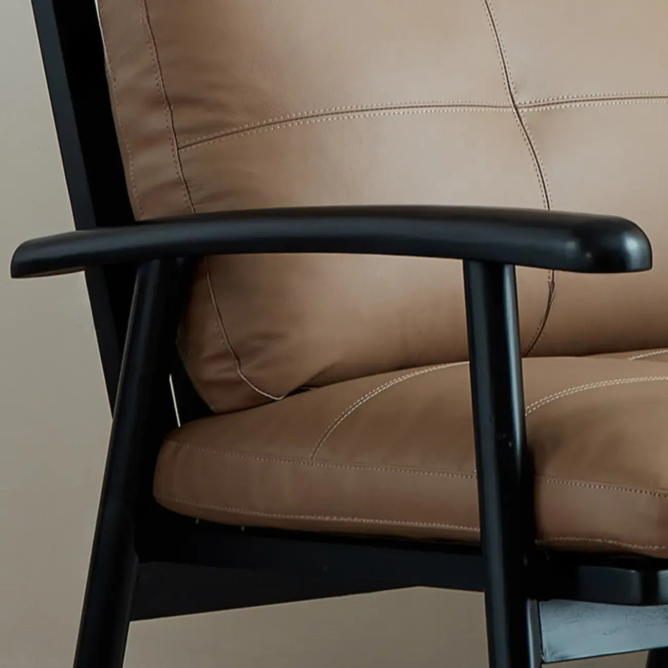 Fauteuil contemporain en cuir véritable marron rembourré
