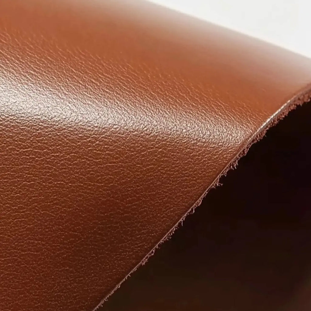 Fauteuil d'appoint marron en cuir véritable avec dossier haut et accoudoirs