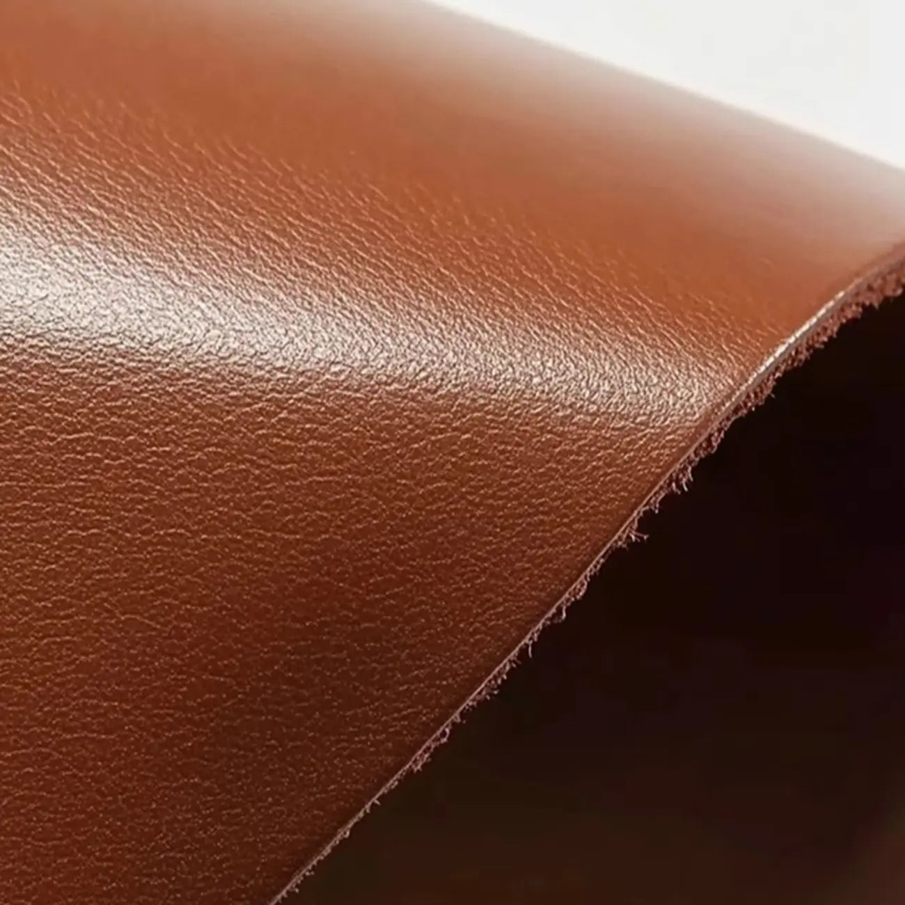 Fauteuil d'appoint marron en cuir véritable avec dossier haut et accoudoirs
